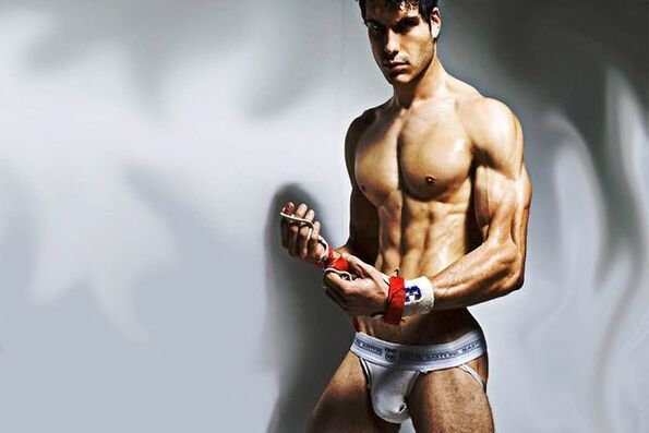 seksi moški, ki je hitro povečal svoj penis